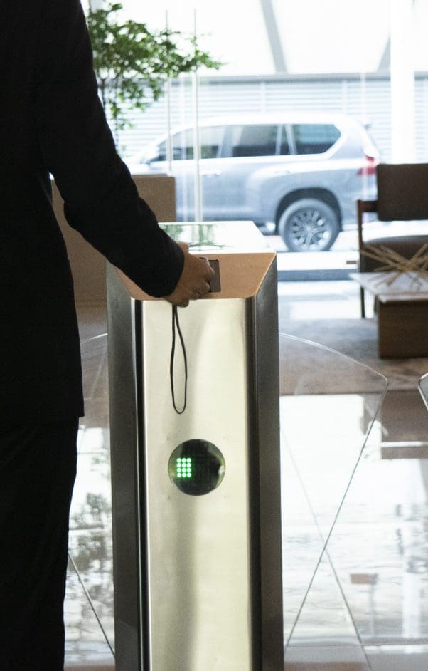 Acceso peatonal por medio de tarjeta